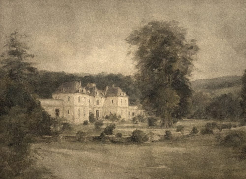 Pintura de una casa de campo entre árboles, en tonos grises