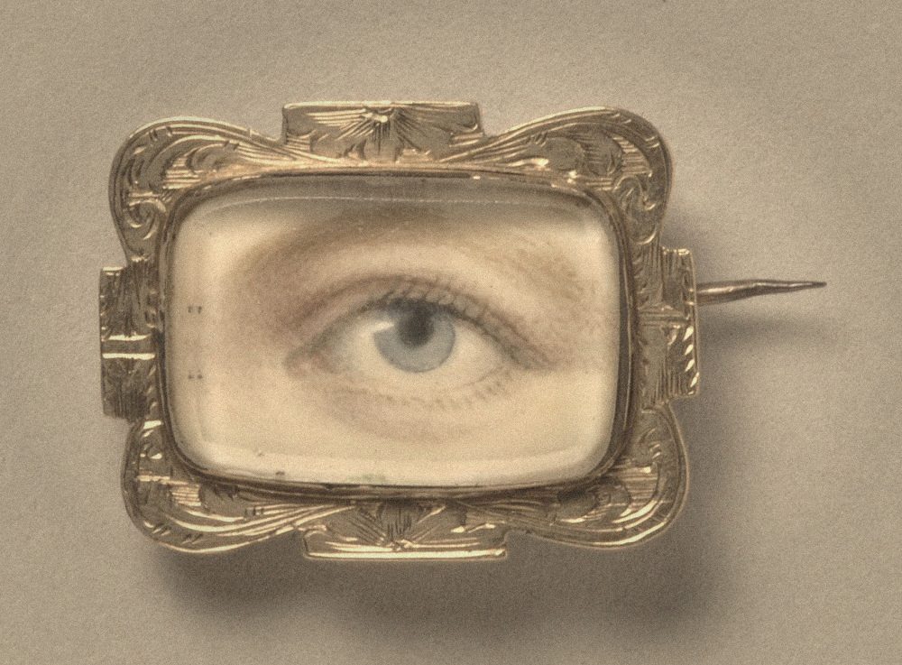Miniatura antigua de un ojo pintado, engastada en un broche de oro