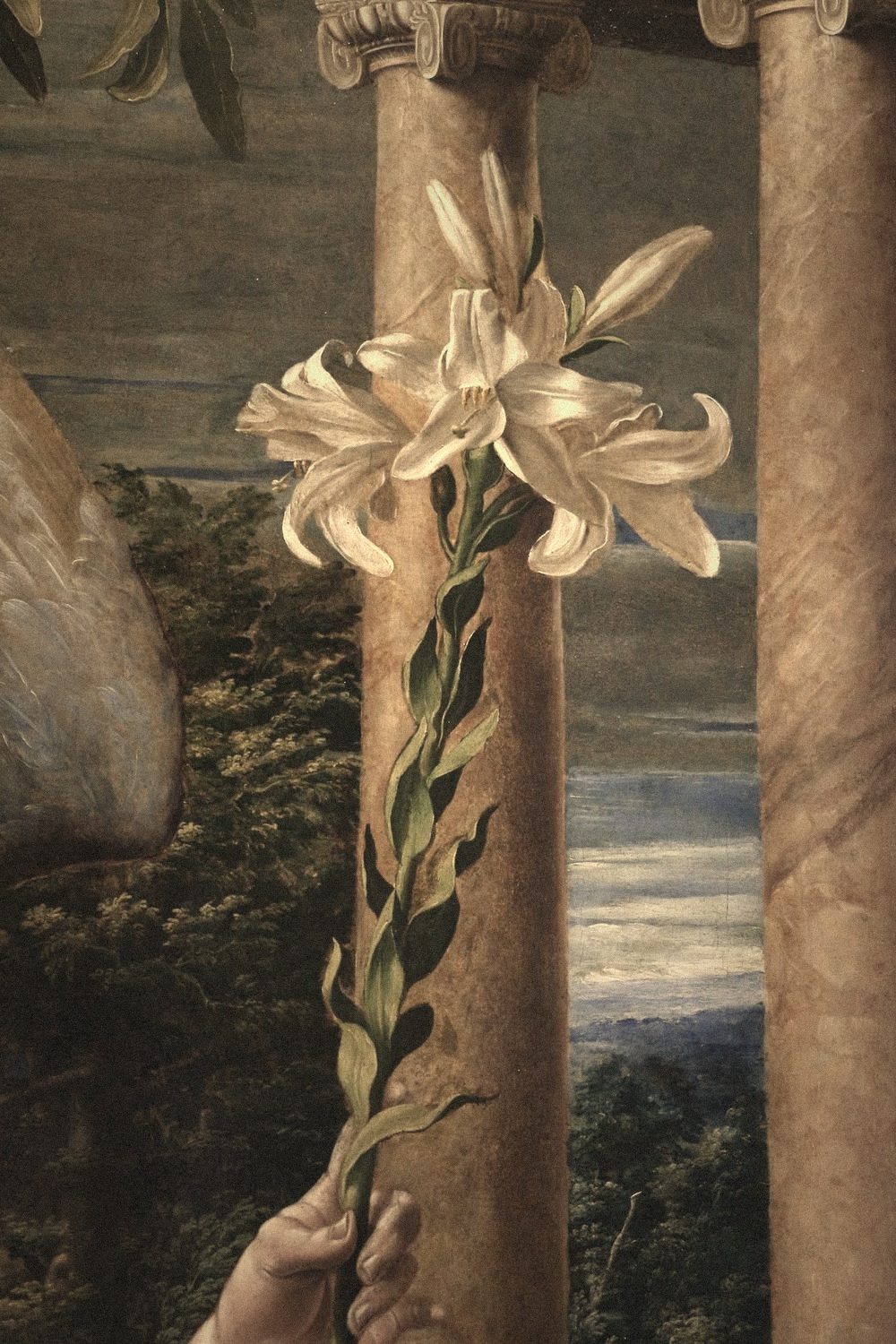 Detalle pictórico de un lirio blanco entre columnas clásicas